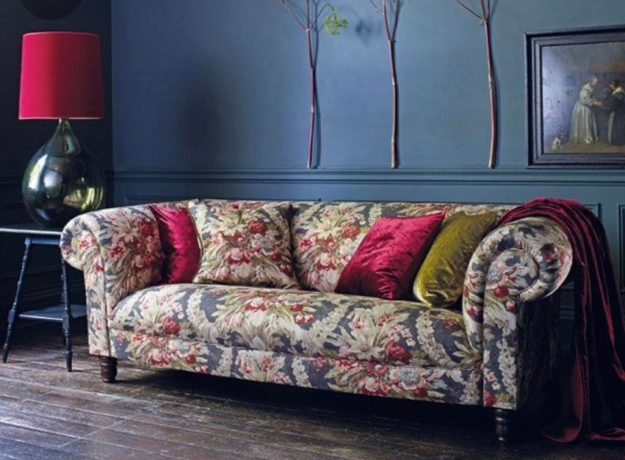 Диван с цветочным рисунком в интерьере