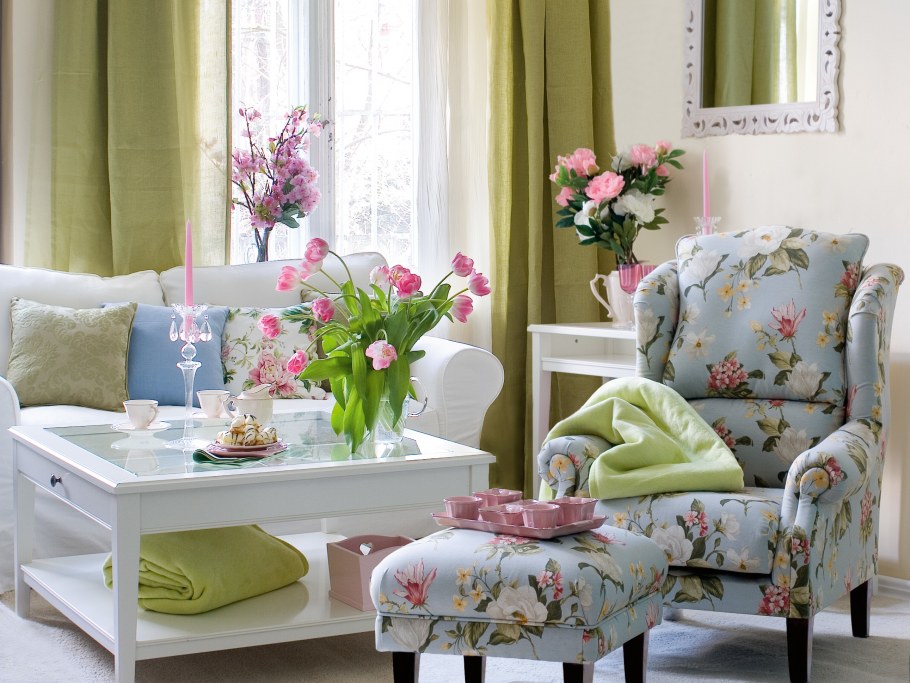 Диван в цветочек в интерьере