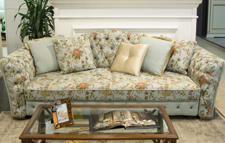 Кресло с цветочным принтом