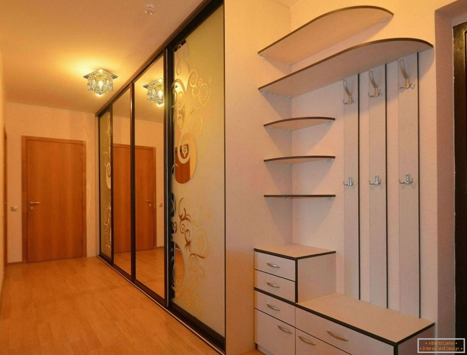 Шкаф купе в длинную прихожую