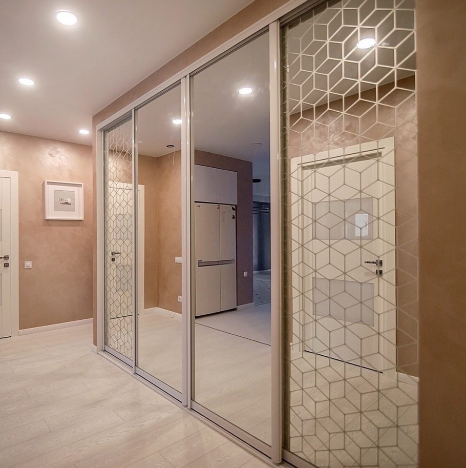 Шкаф-купе в прихожую светлых тонов