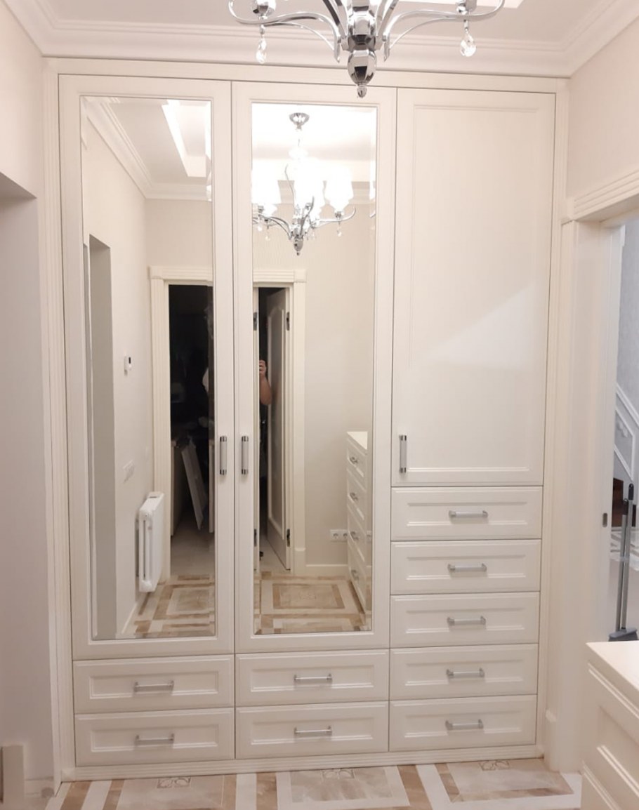 Шкаф в прихожую с зеркалом