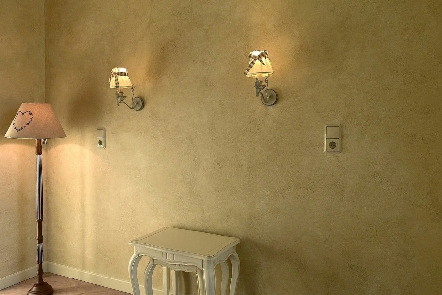Бра на декоративной штукатурке