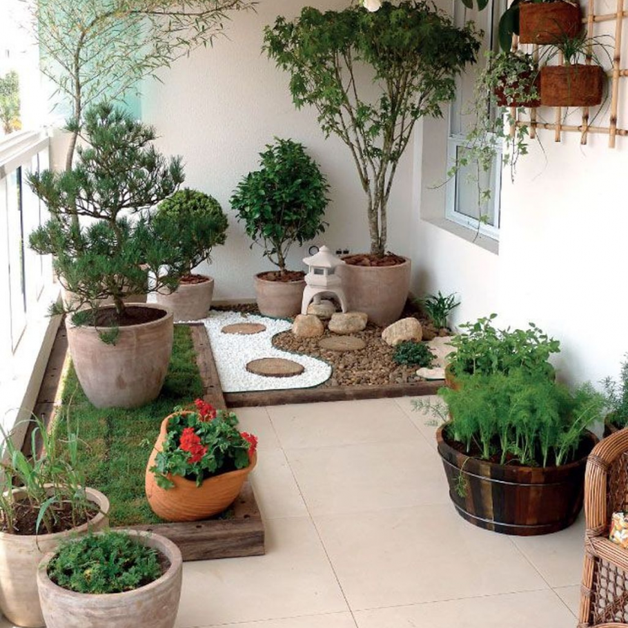 Красивые клумбы во дворе