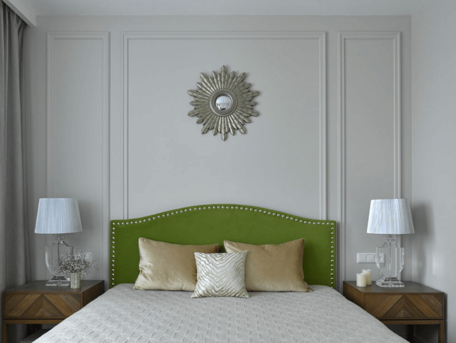 Рамка на стене из плинтуса