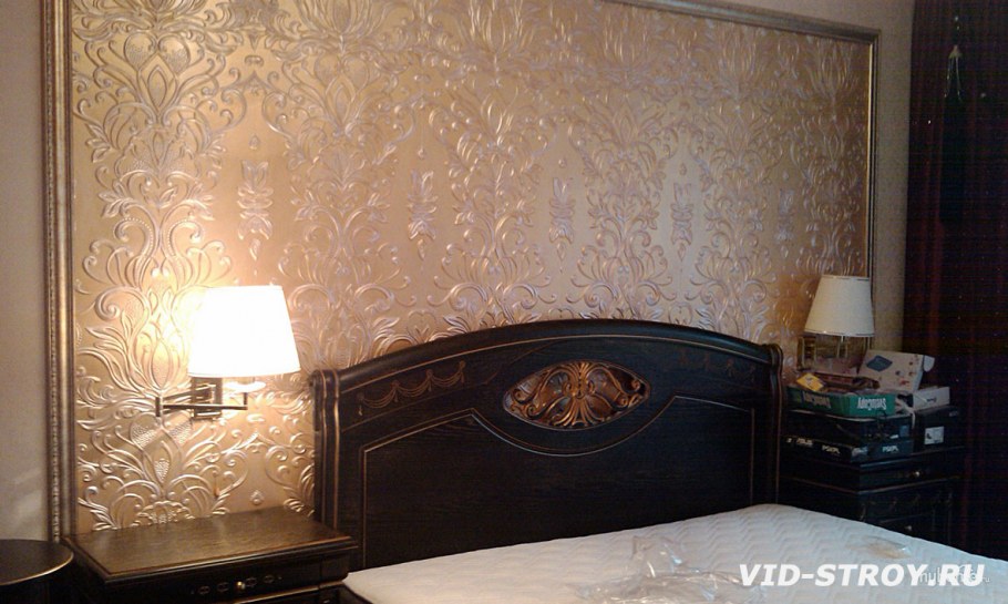 Багеты на стене в спальне