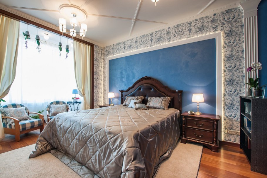 Спальня с молдингами на стенах