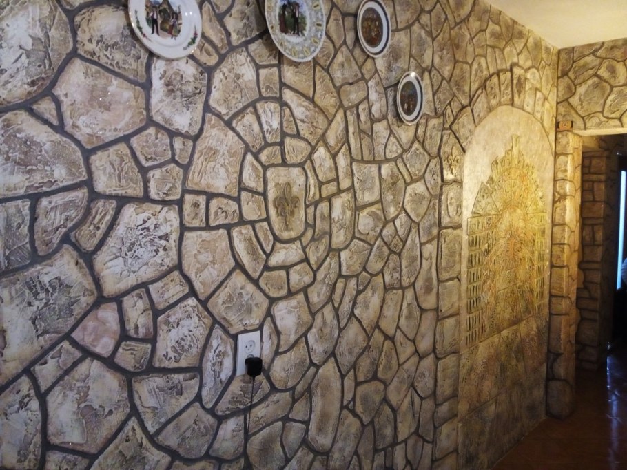 Имитация камня на стене