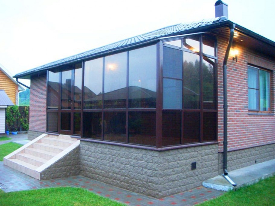 Безрамное остекление крыльца