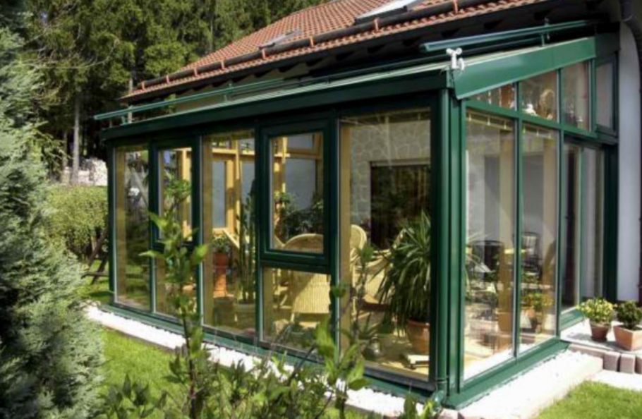 Стеклянная пристройка к зданию