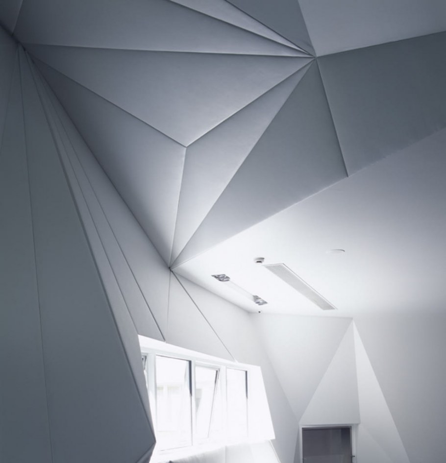 Геометрические фигуры на потолке