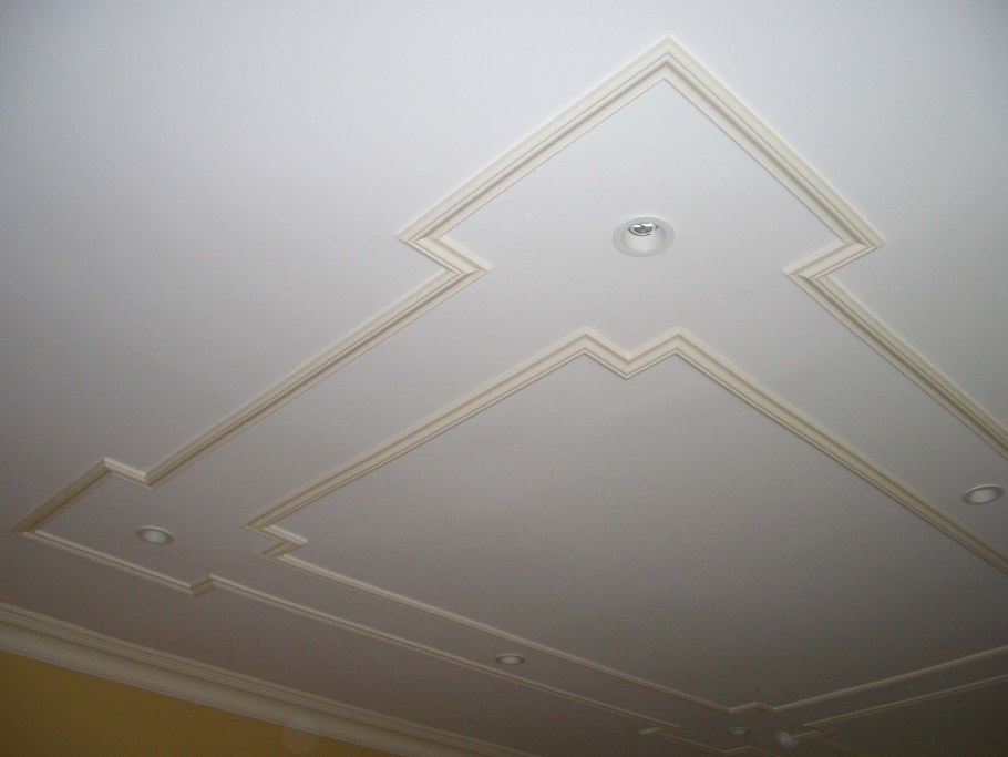 Узор из молдингов на потолке
