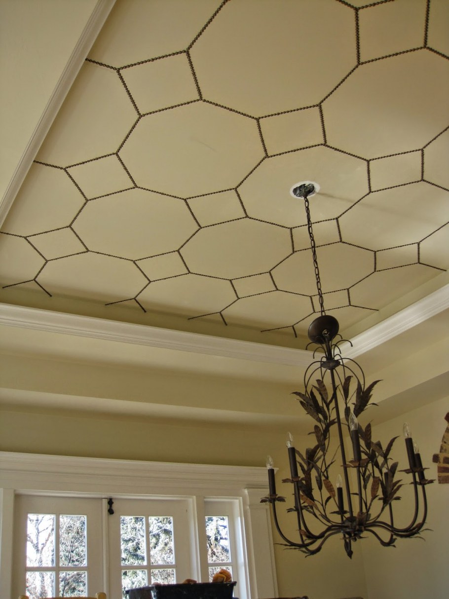 Геометрический декор потолка