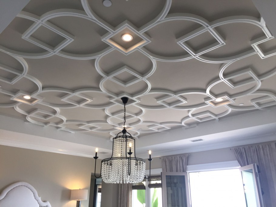 Декор из молдингов на потолке