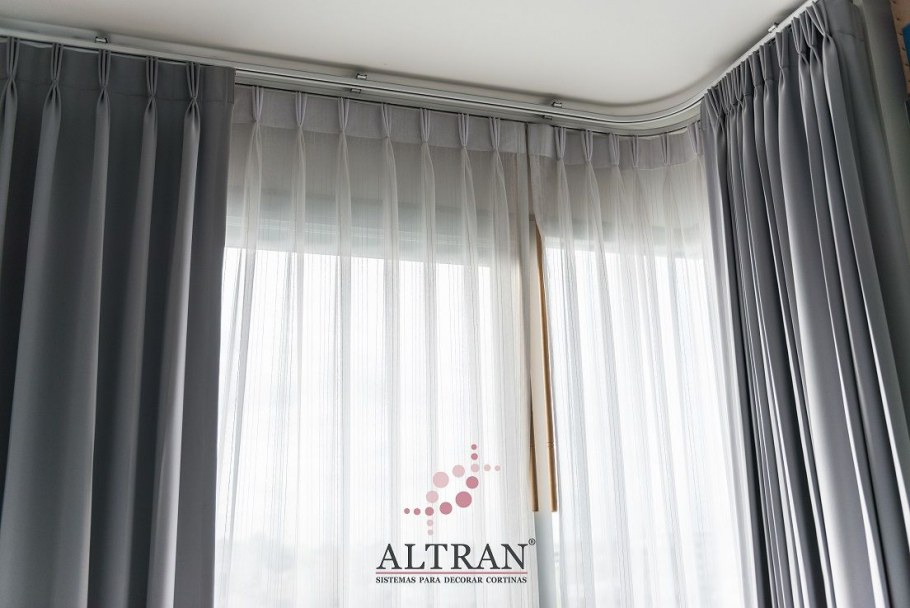 Тюль под потолочный карниз