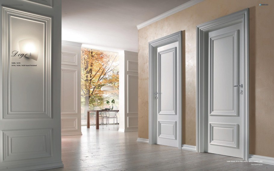 Двери с капителями в интерьере