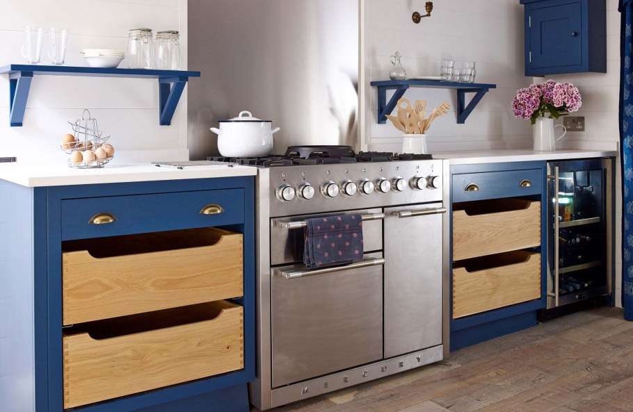 Кухонный гарнитур синий с деревом