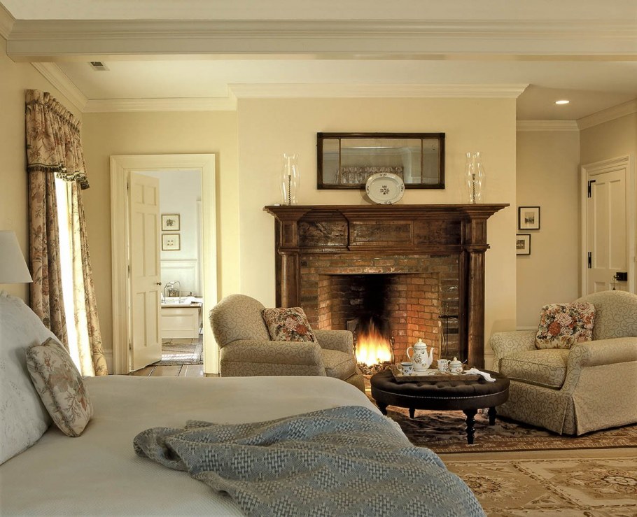 Спальня с камином