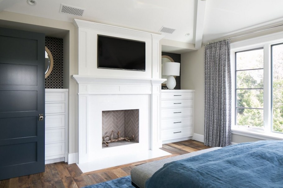 Декоративный камин в спальне