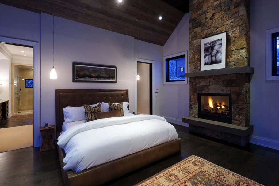 Спальня с камином