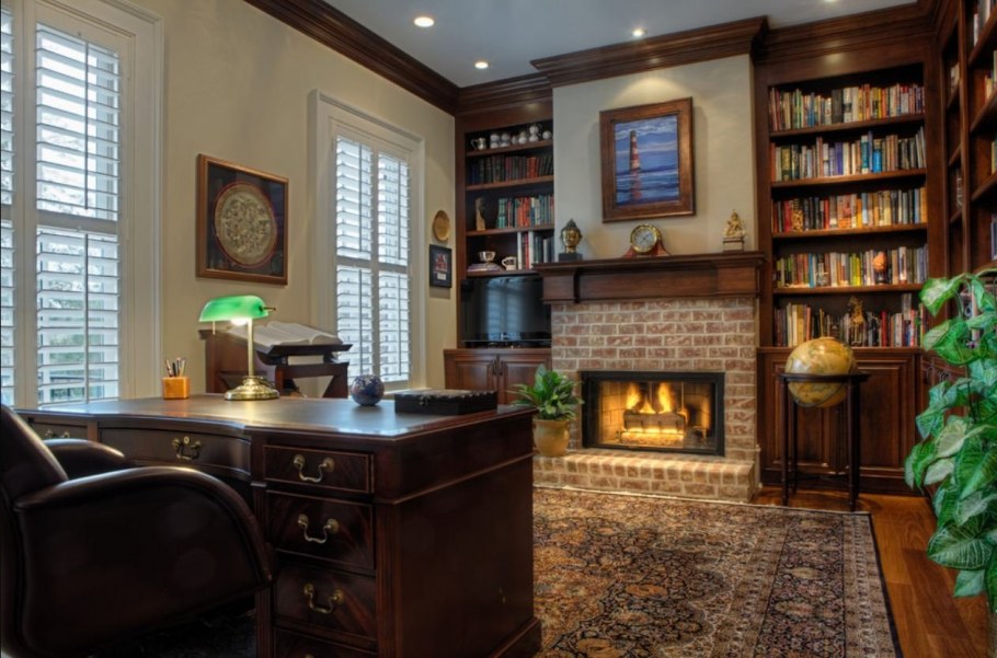 Интерьер кабинета в доме с камином
