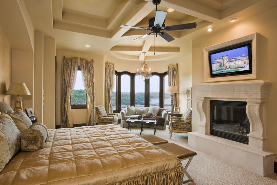 Шикарная спальня с камином
