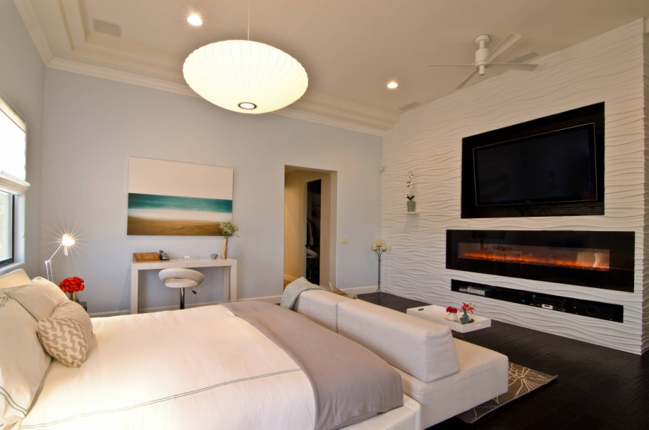 Телевизор на стене в спальне