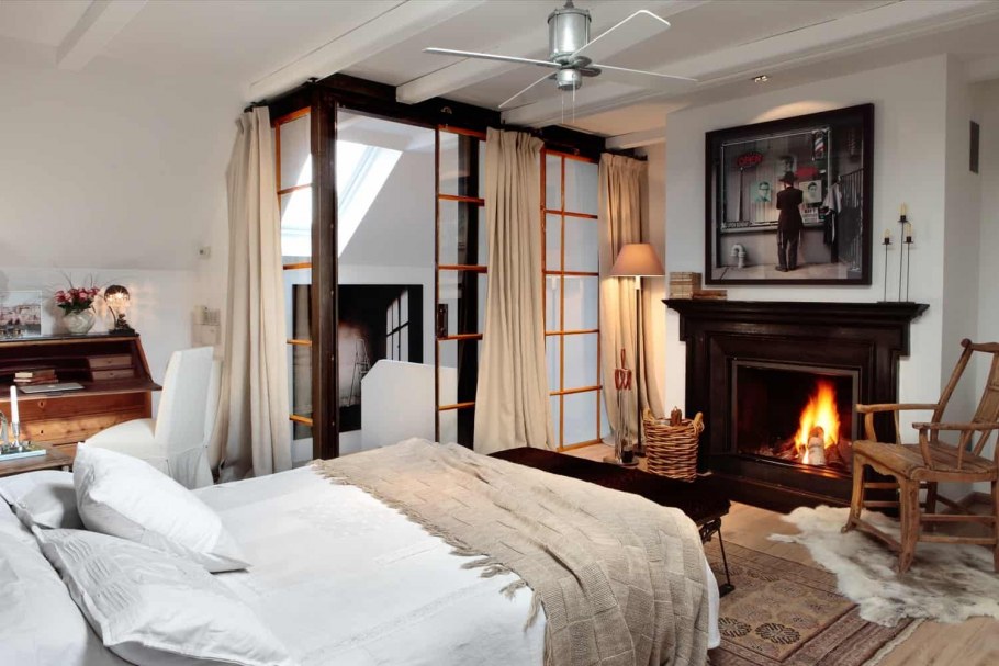 Спальная комната с камином