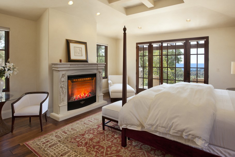 Стена с камином с деревянными полками