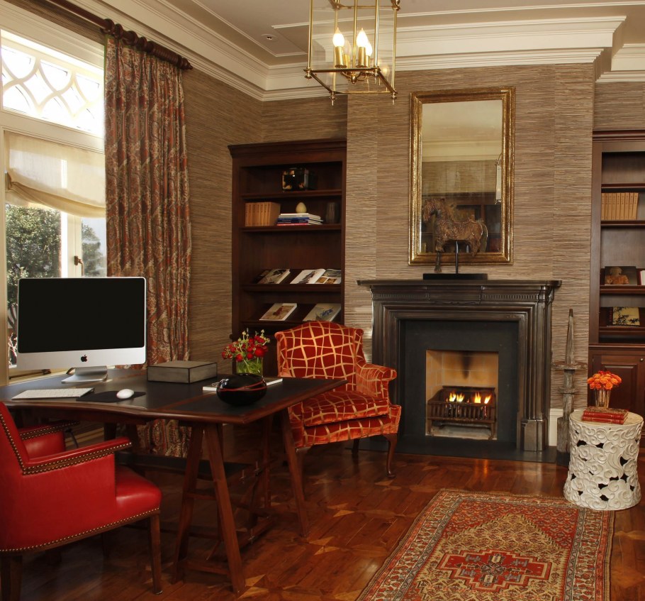 Кабинет в английском стиле с камином