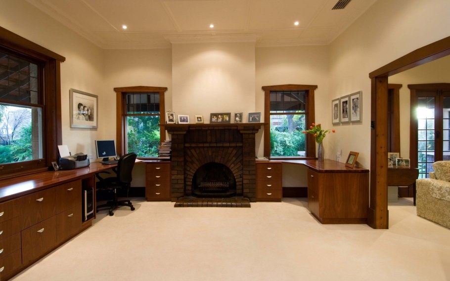 Интерьер рабочей комнаты с камином