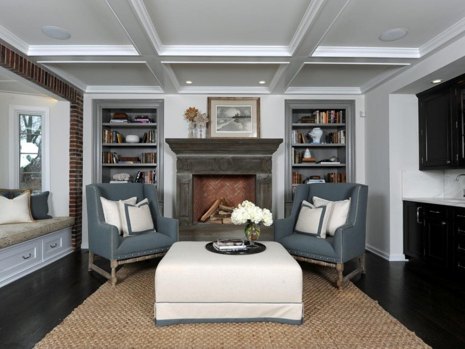 Гостиная с камином и шкафами