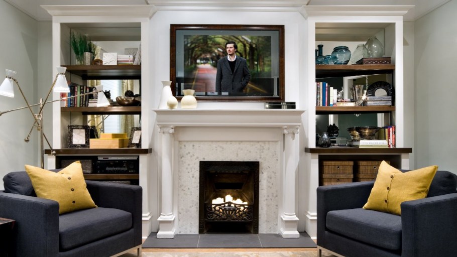 Телевизор над камином в гостиной