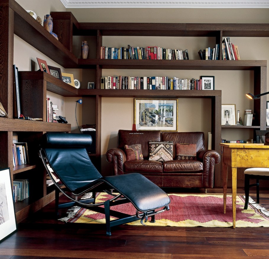 Гостиная с камином и телевизором