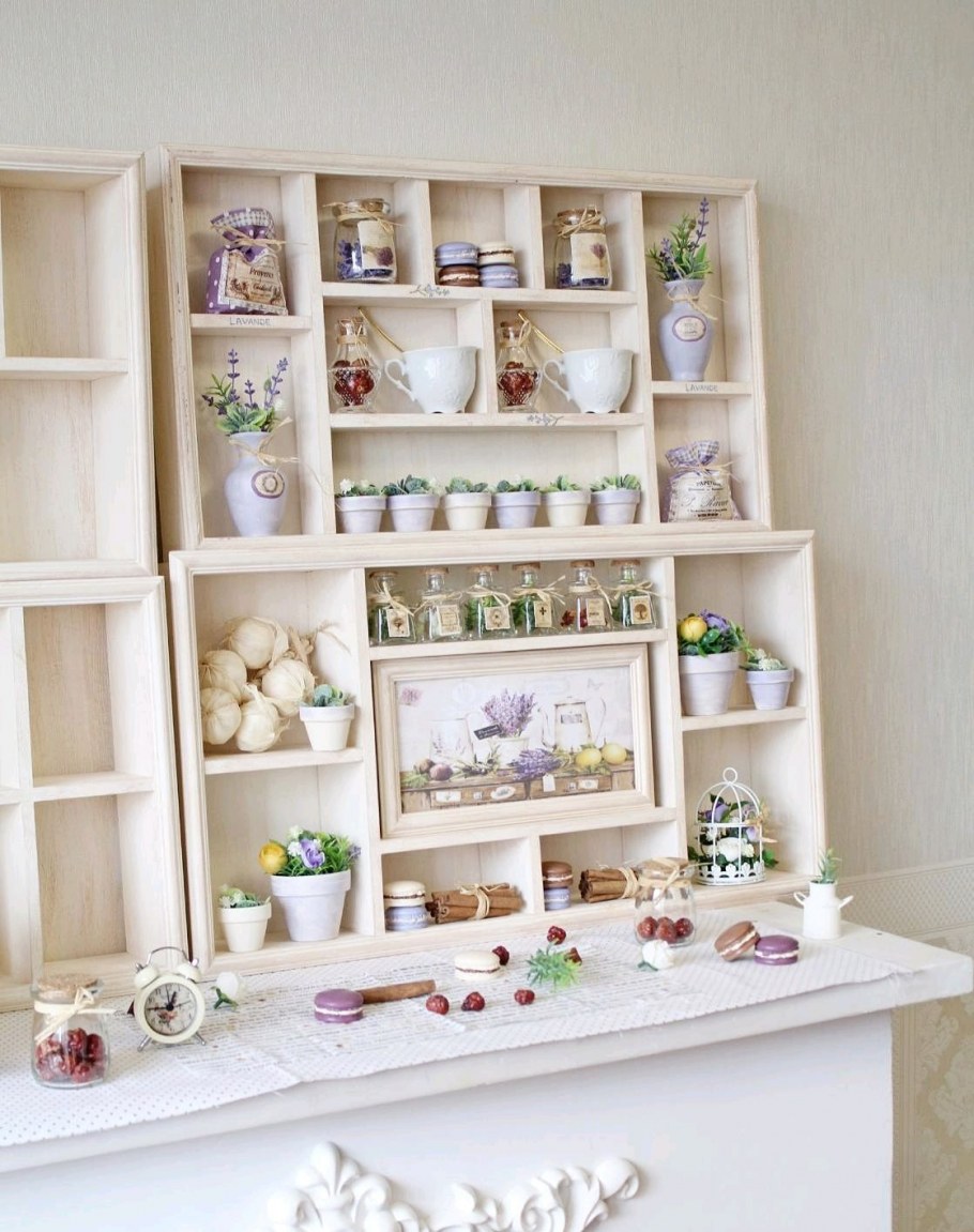 Открытые шкафы на кухне