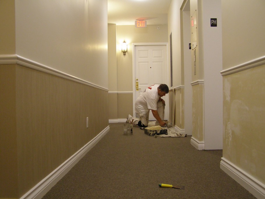 Отделка прихожей декоративным камнем