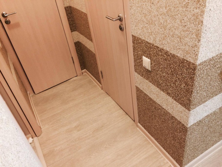 Искусственный камень в прихожей