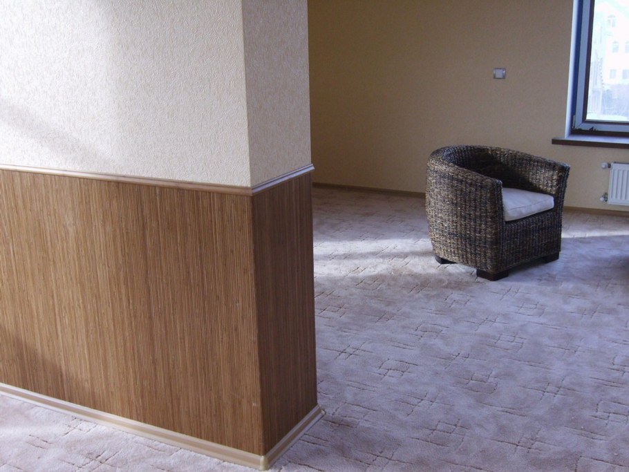 Поклейка обоев на половину стены