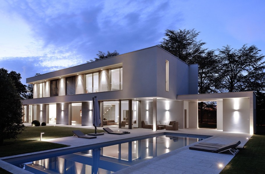 Двухэтажный дом в средиземноморском стиле с плоской крышей