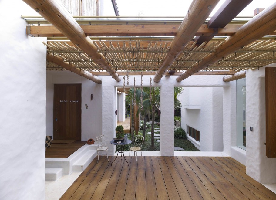 Балкон с деревянными балками