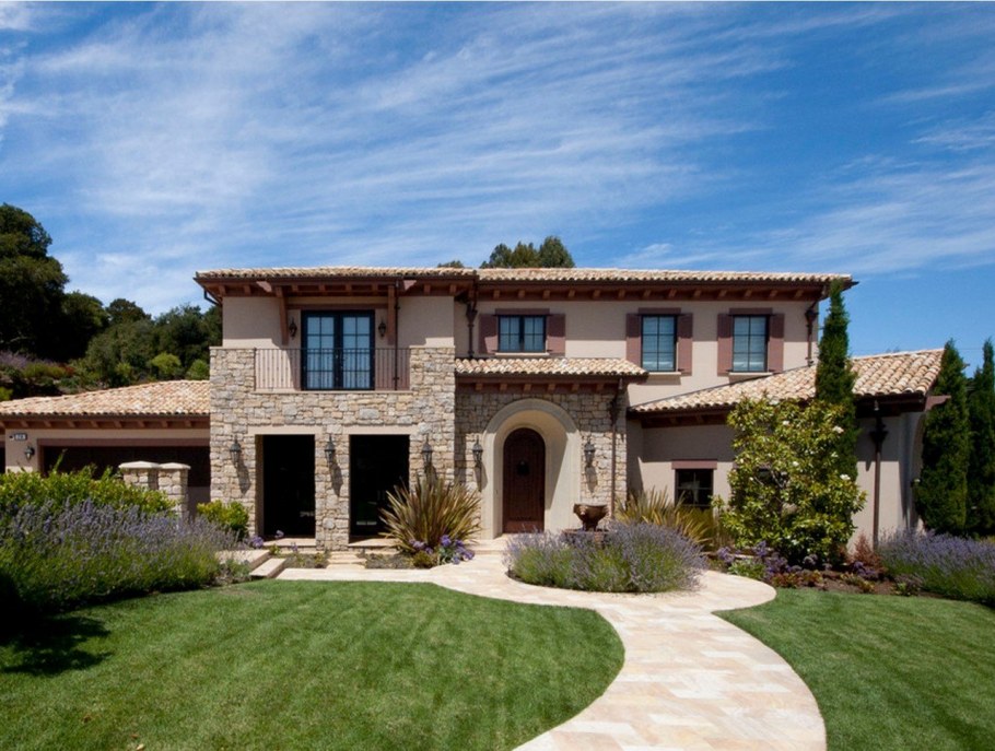 Дом в средиземноморском стиле трехэтажный