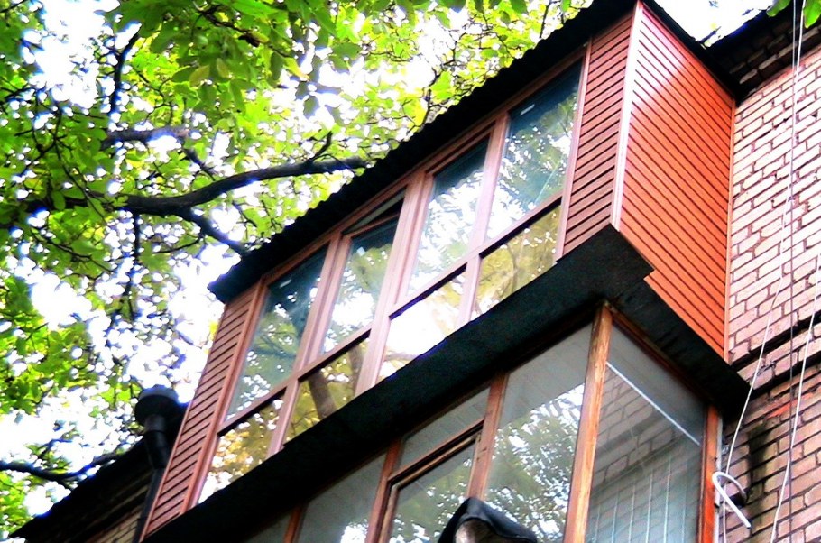 Остекленный балкон снаружи