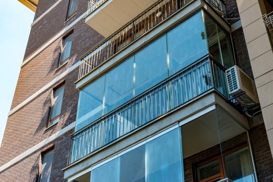 Остекленный балкон снаружи