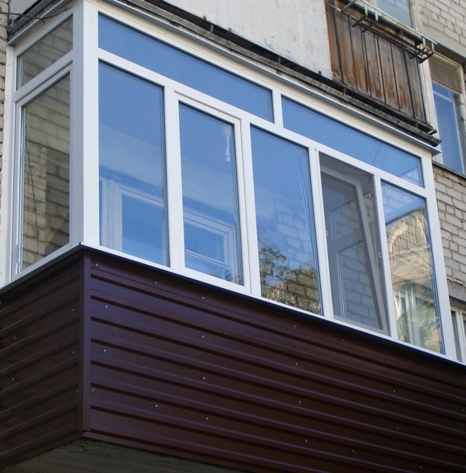 Балкон снаружи открытый