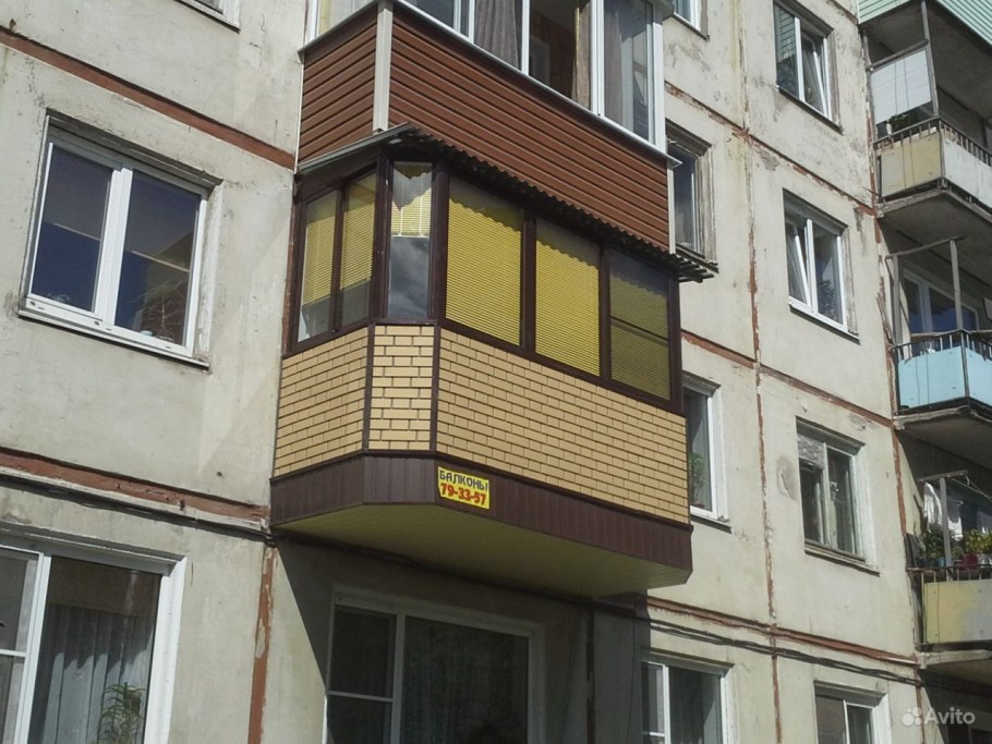 Коричневый балкон снаружи