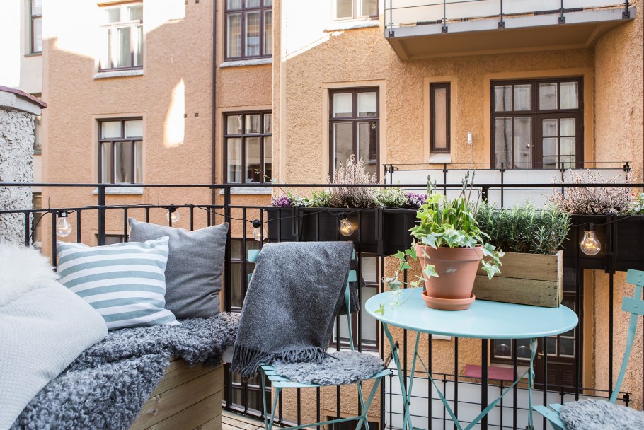 Балкон снаружи открытый