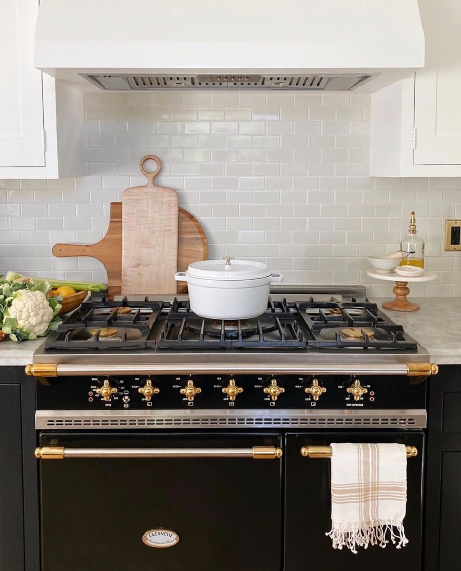 Отдельностоящая плита на кухне интерьер