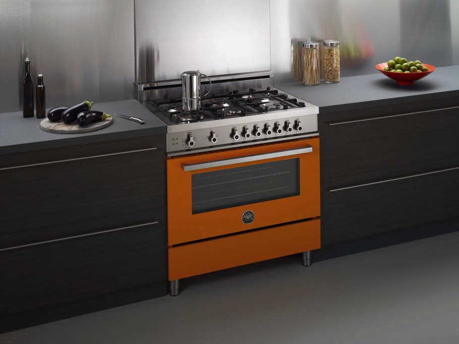 Коричневая плита Гефест в интерьере кухни