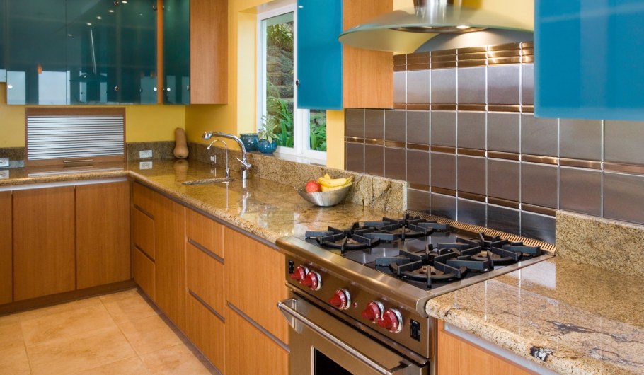 Кухонный гарнитур с электрической плитой