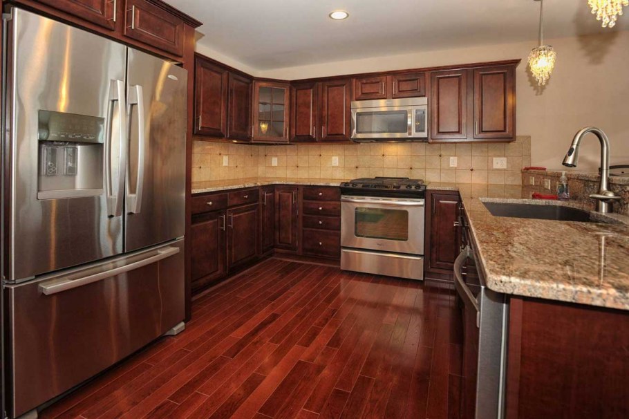 Картинка деревенской кухни с большим зеркалом